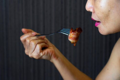 mujer come bacon panceta