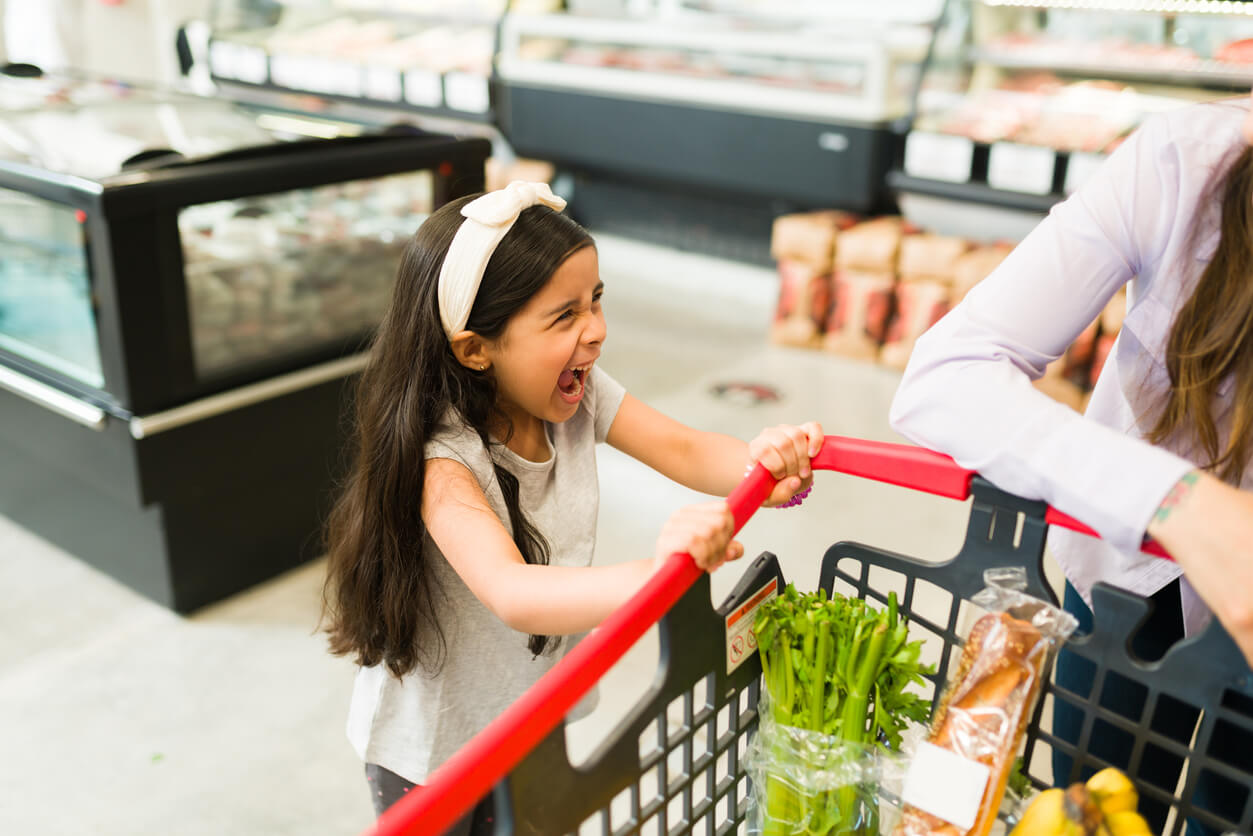 Une jeune fille qui crie dans un supermarché.