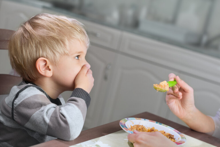 5 frases que debes evitar cuando tu hijo no quiere comer