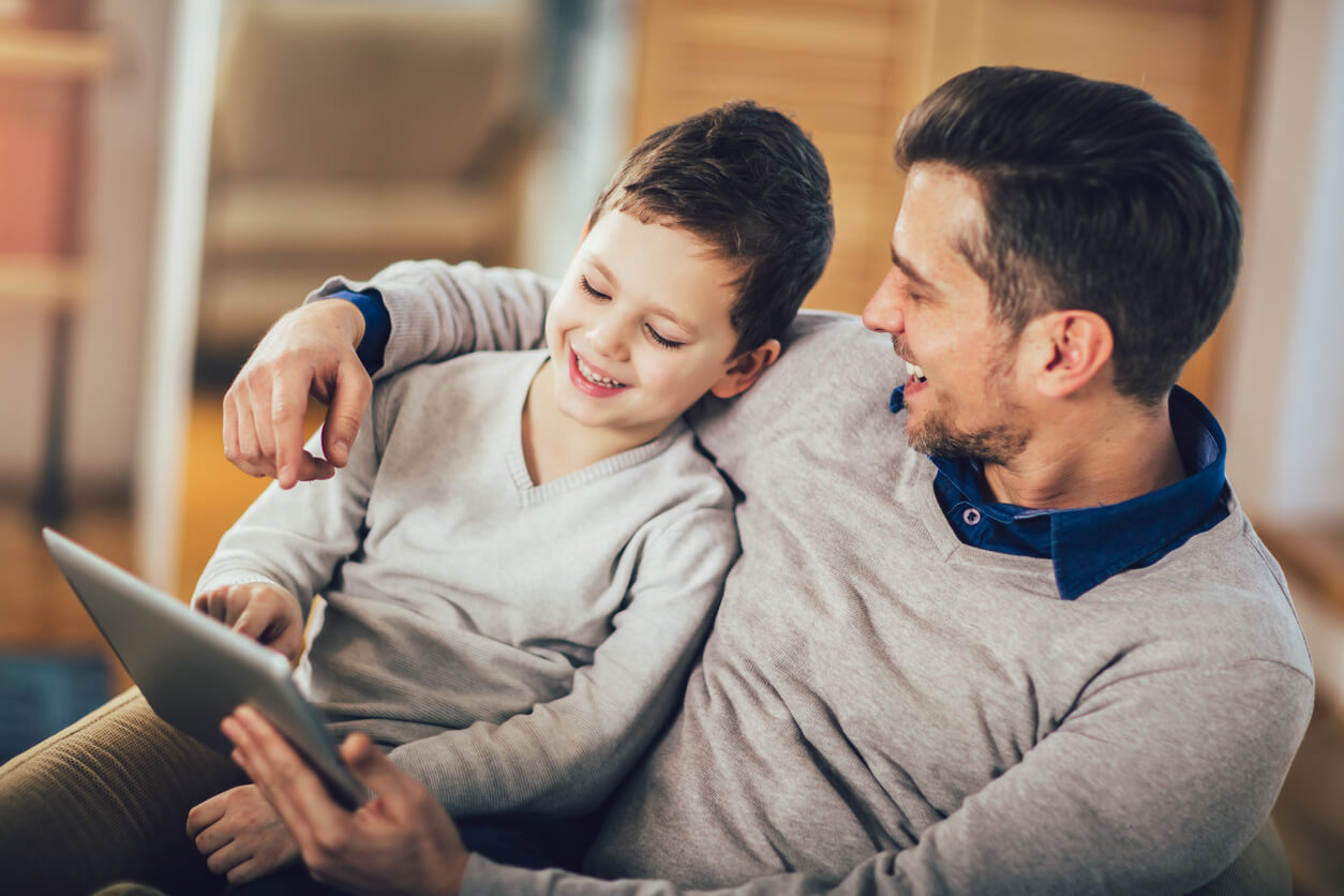 papa et fils heureux