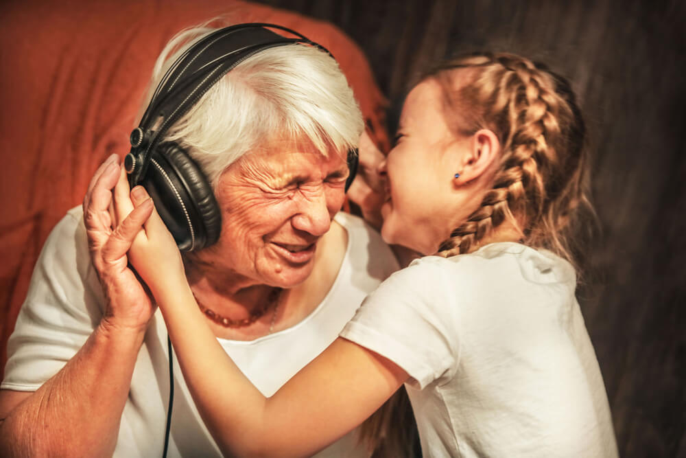 Une grand-mère avec sa petite fille. 