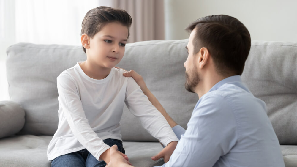 Un enfant qui discute avec son père. 