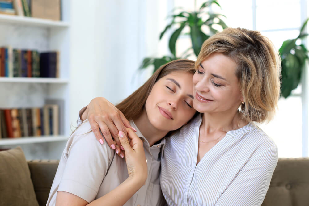 Une maman qui partage un moment de tendresse avec sa jeune fille.