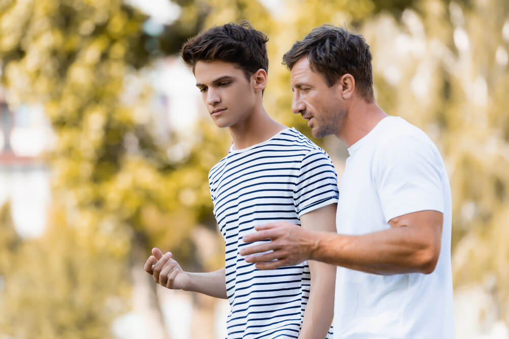 Un père qui échange avec son fils.