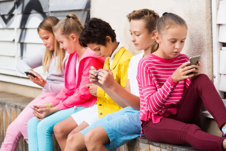 Razones para limitar el uso del celular hasta los 12 años y sin WhatsApp hasta los 16