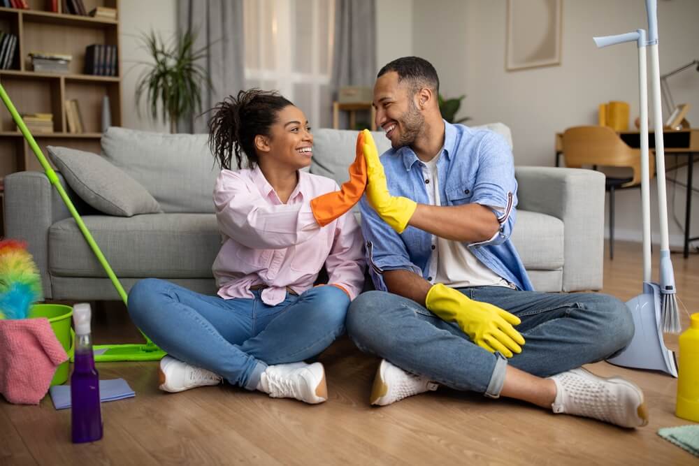 Un couple qui fait le ménage;