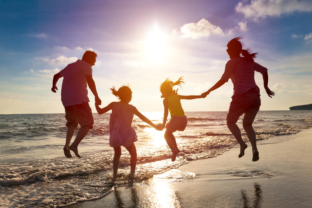 Une famille au bord de la mer;