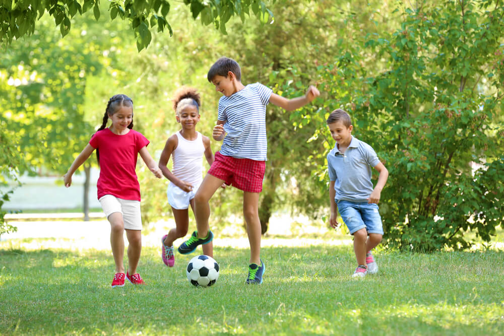 Des enfants qui jouent avec un ballon.