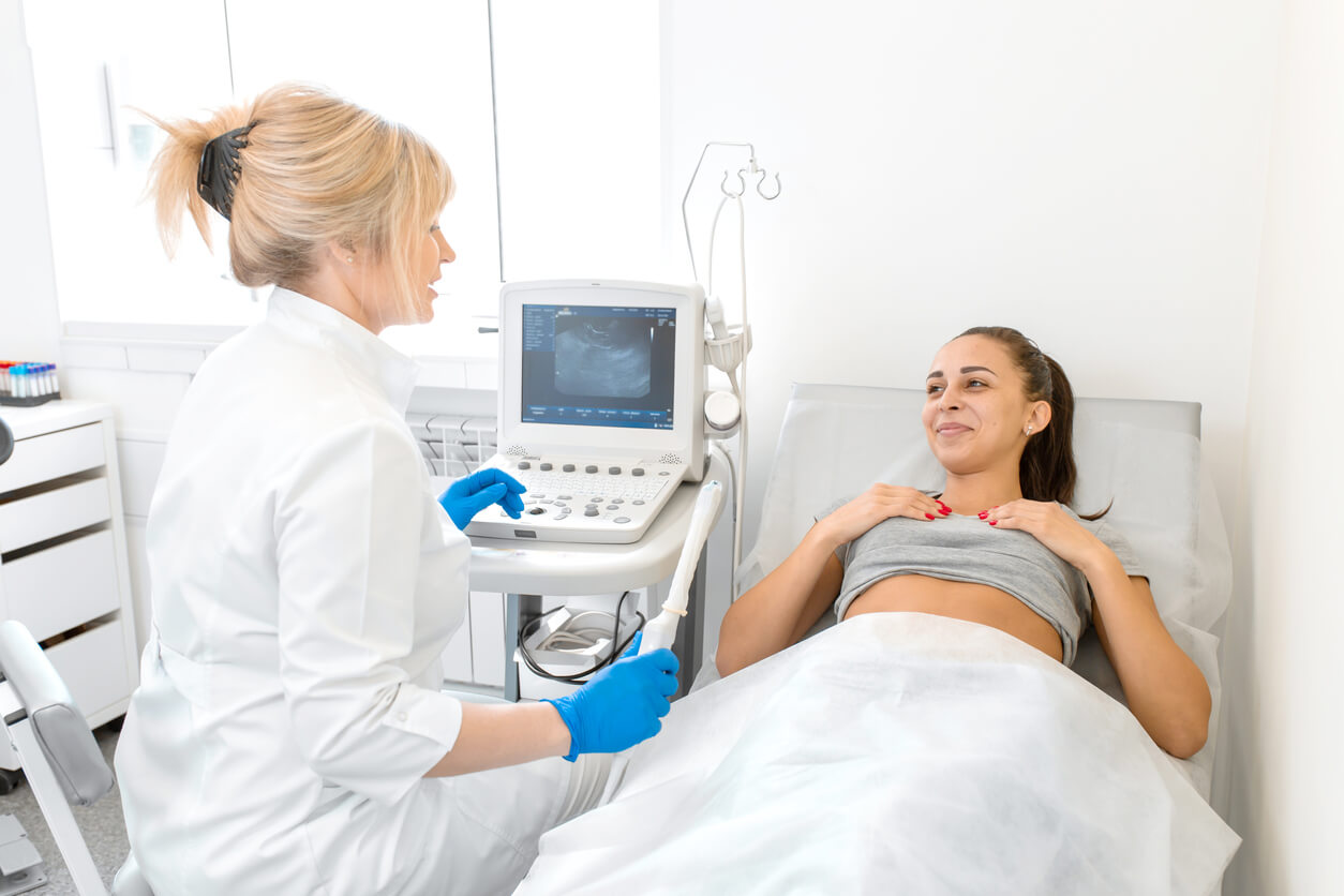 Une femme enceinte lors d'une échographie.