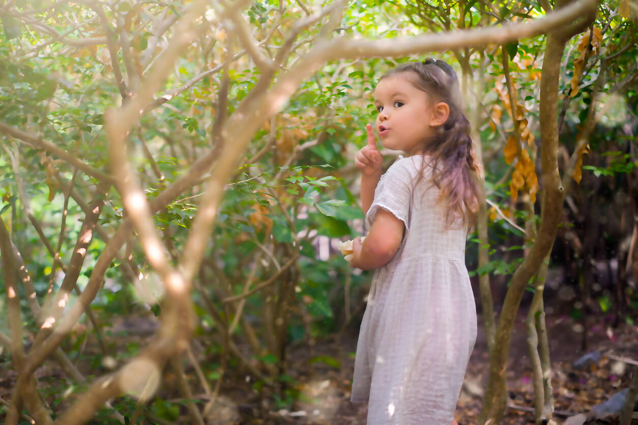 Une jeune fille qui se promène dans la nature.