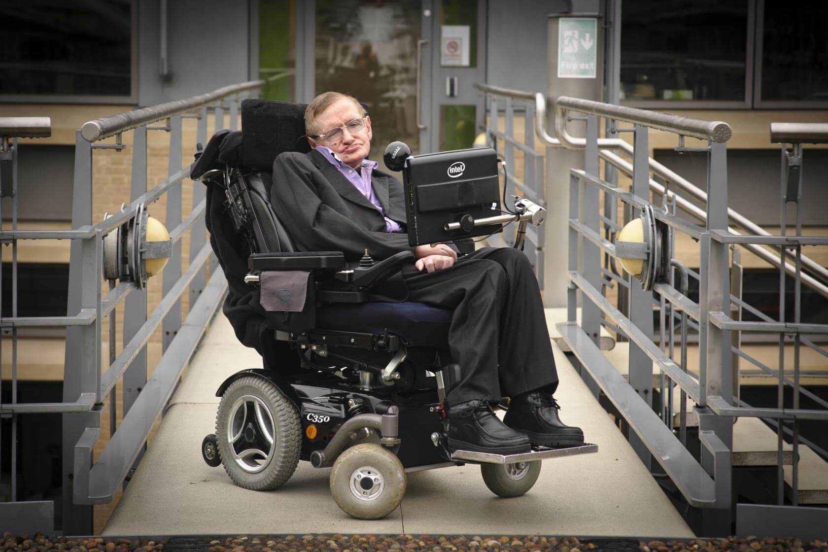 Stephen Hawking est devenu l'une des personnes les plus influentes avec les lois de la physique quantique.