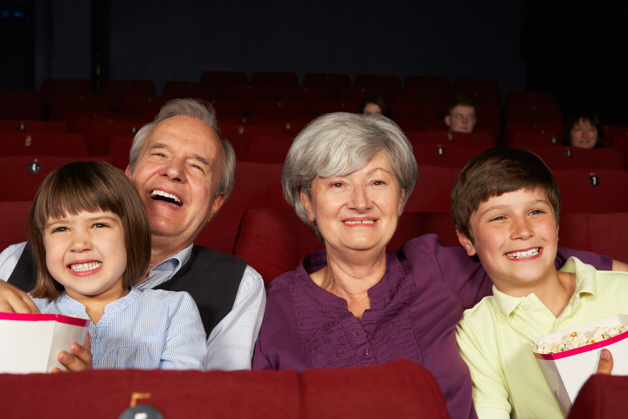 Barn på kino med besteforeldrene.
