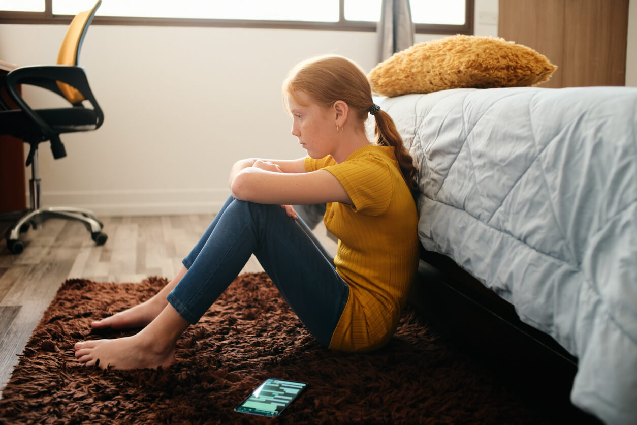 Adolescentes que se sienten solos: ¿qué hay detrás y cómo ayudarlos?