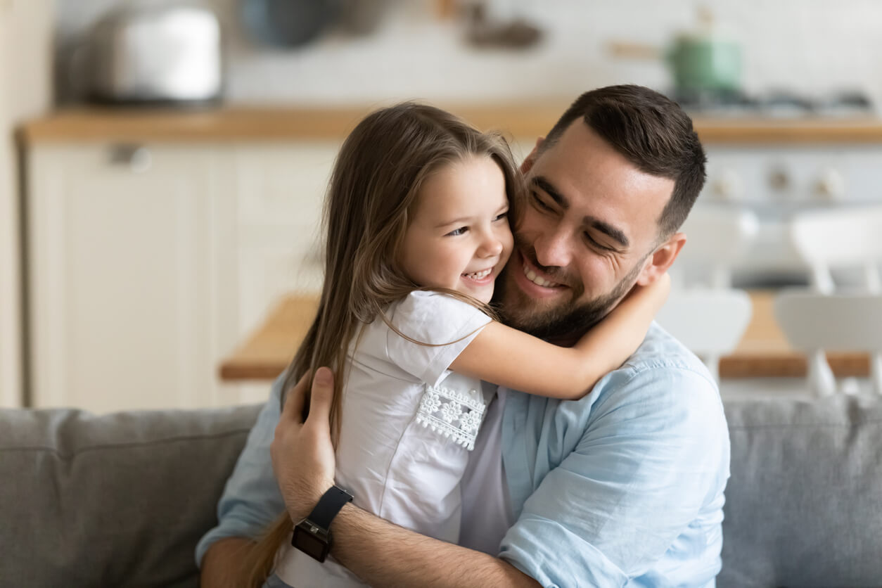 Papa et sa fille s'embrassent