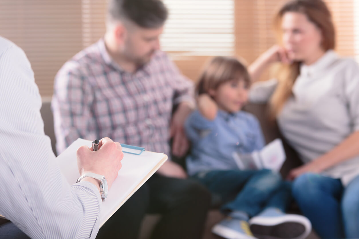 Une famille lors d'une consultation.
