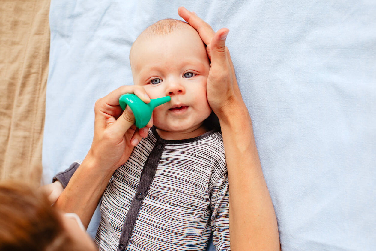 Lavage nasal d'un bébé.