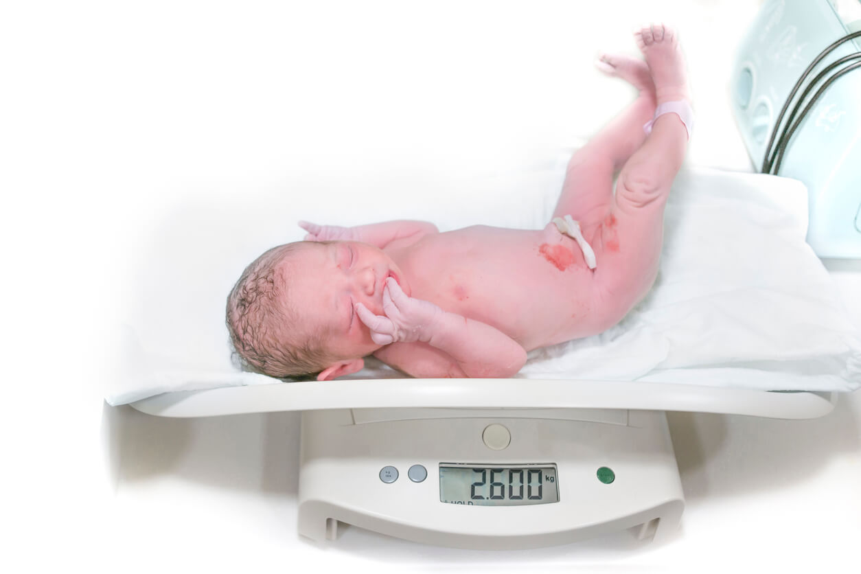 Pesée d'un bébé à la naissance.