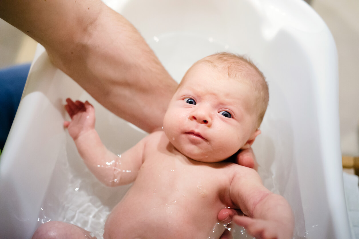 Un bébé dans un bain.