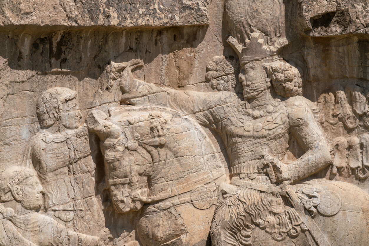 Een afbeelding van Darius op de rotsen