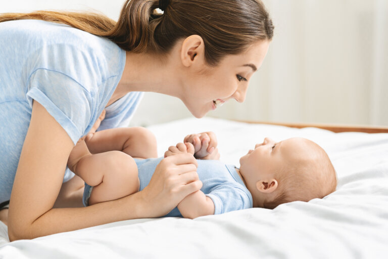 Parler constamment aux enfants est très important pour qu'ils apprennent de nouveaux mots.