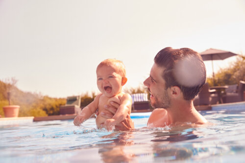10 claves para proteger y cuidar a tu bebé en la piscina