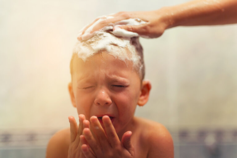 Mi hijo pequeño no quiere bañarse: trucos para que le guste
