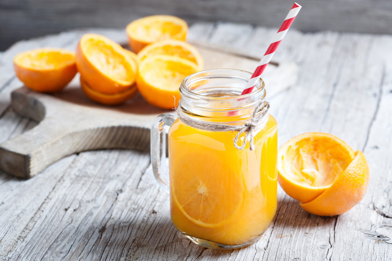 Tuorepuristettu appelsiinimehu on hyvä juoma kesällä.