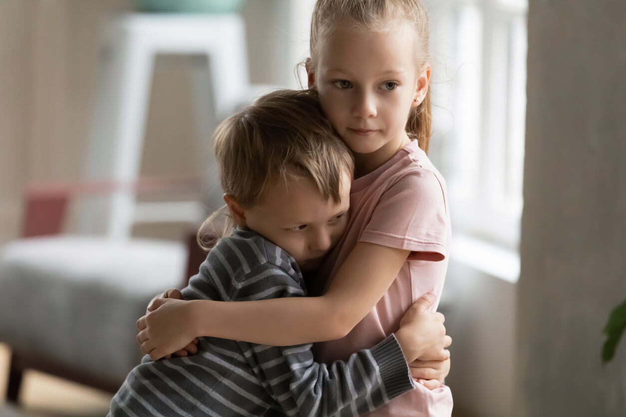 Deux enfants qui échangent un câlin.
