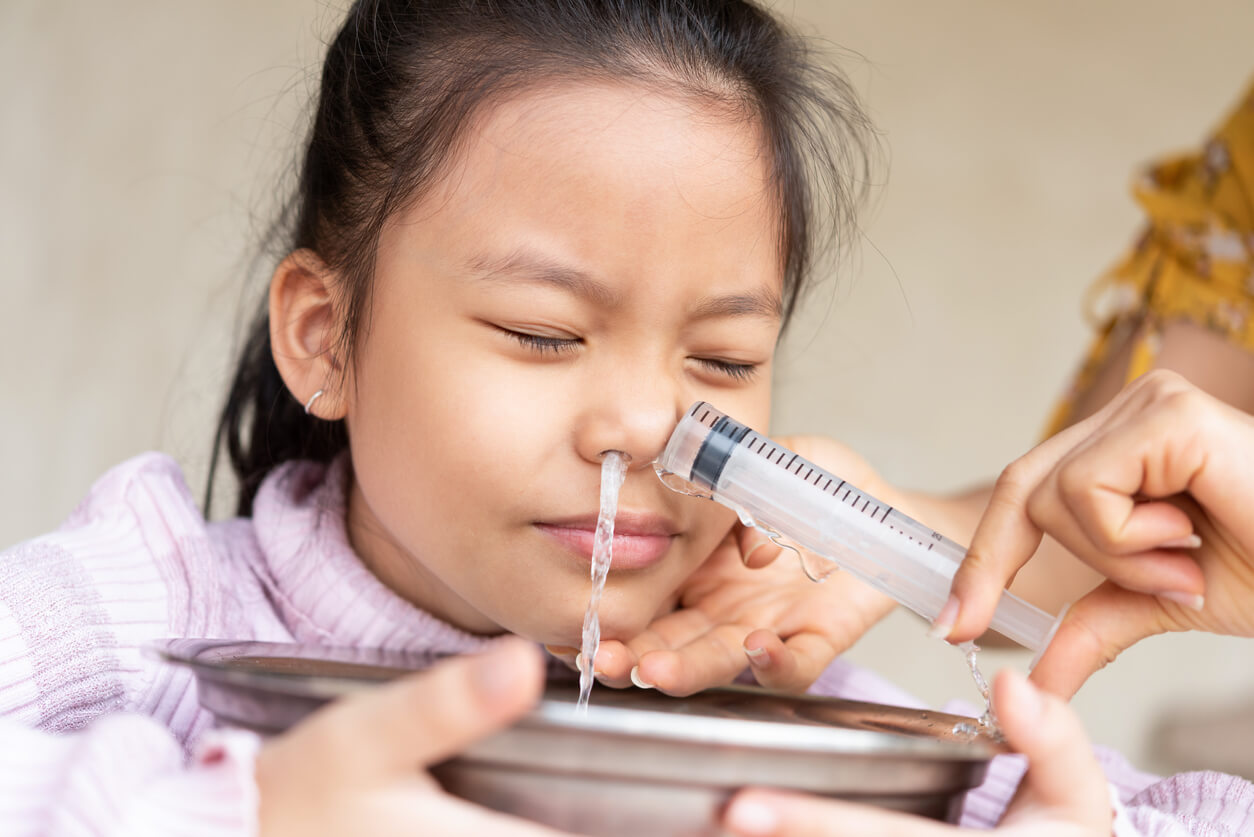 Cómo realizar lavados nasales en niños