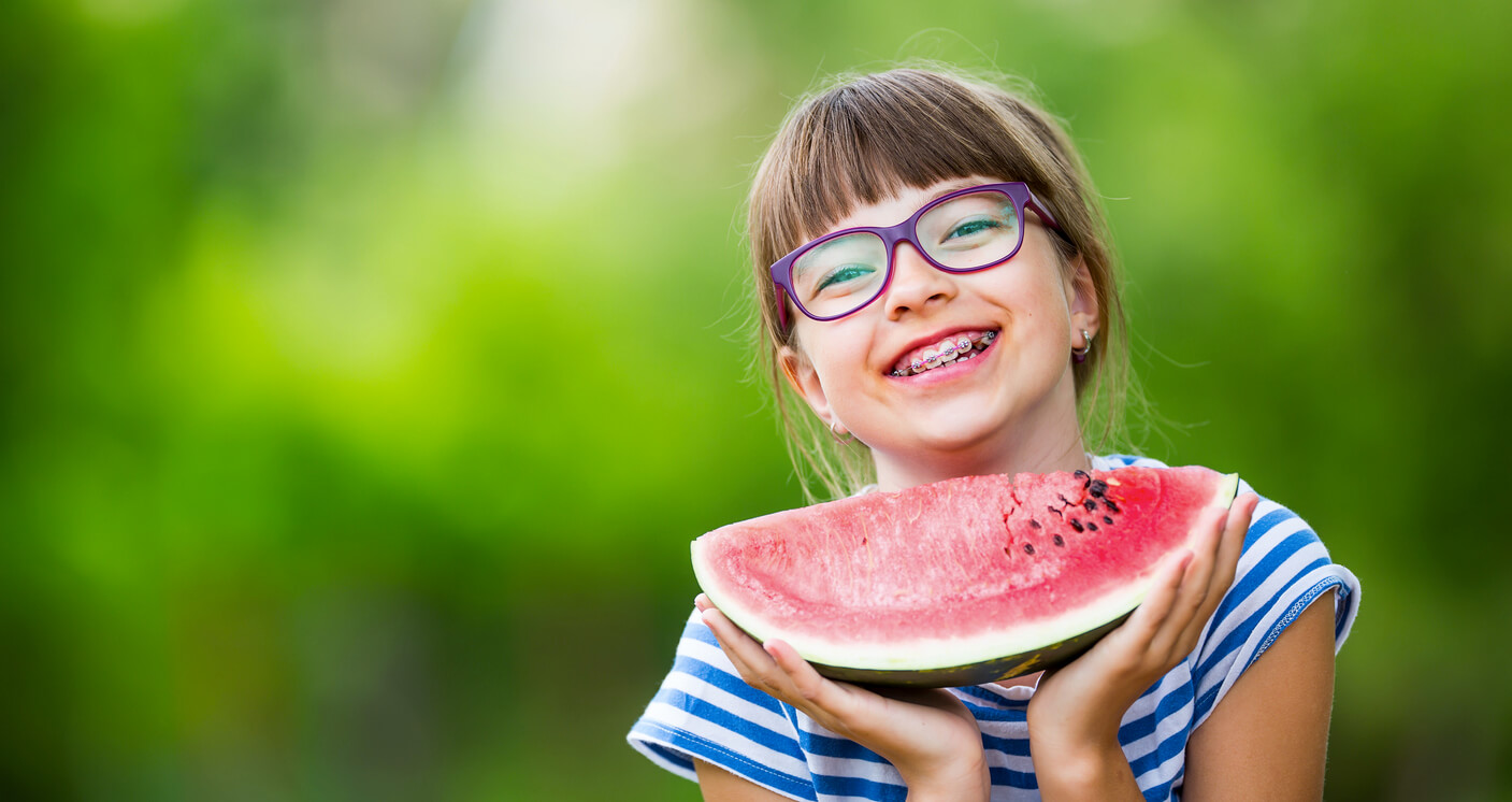 fille mange pastèque heureux sourire accolades accolades