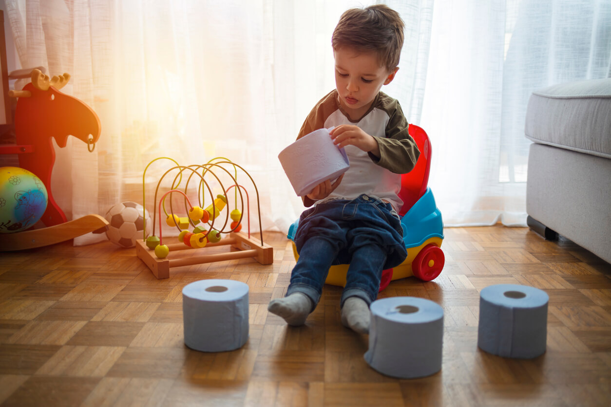 9 señales de que tu hijo está listo para aprender a ir al baño