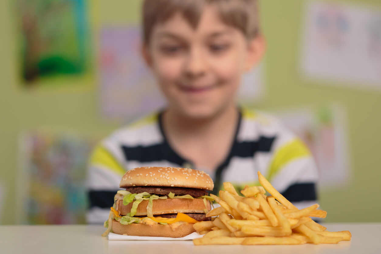 Cómo cambiar los malos hábitos alimentarios en los niños