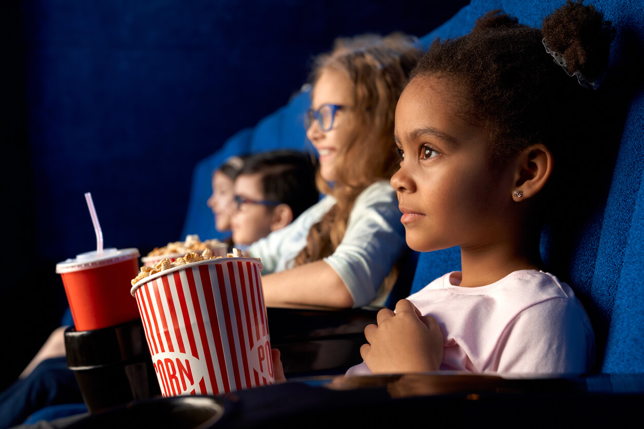 Barn tittar på film på teatern.