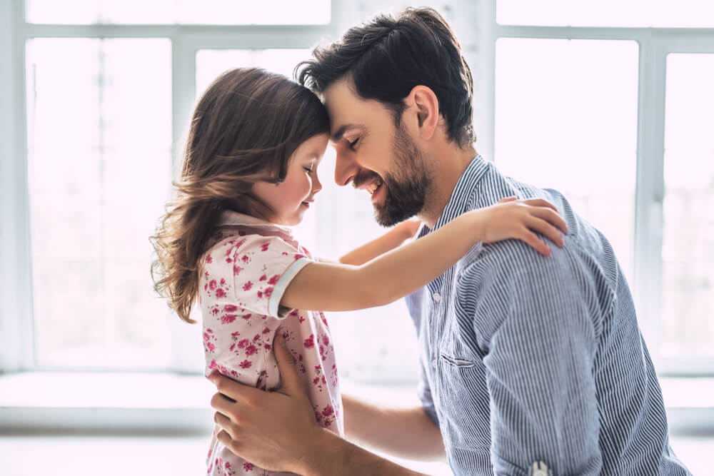 Papa et sa fille s'embrassent