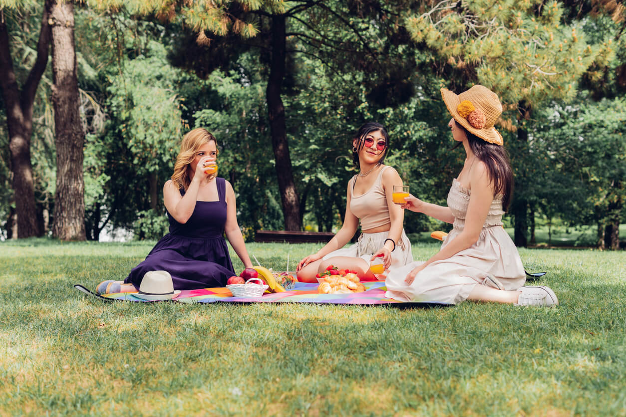 Trois femmes qui font un pique-nique.