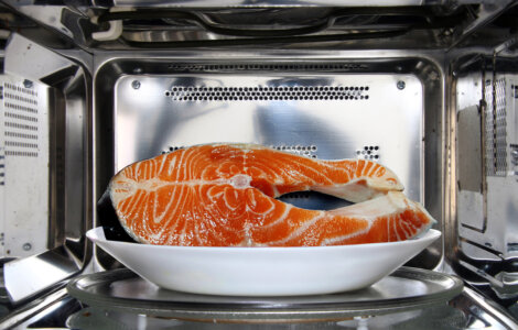Salmón al microondas en 4 minutos, una receta sencilla para toda la familia