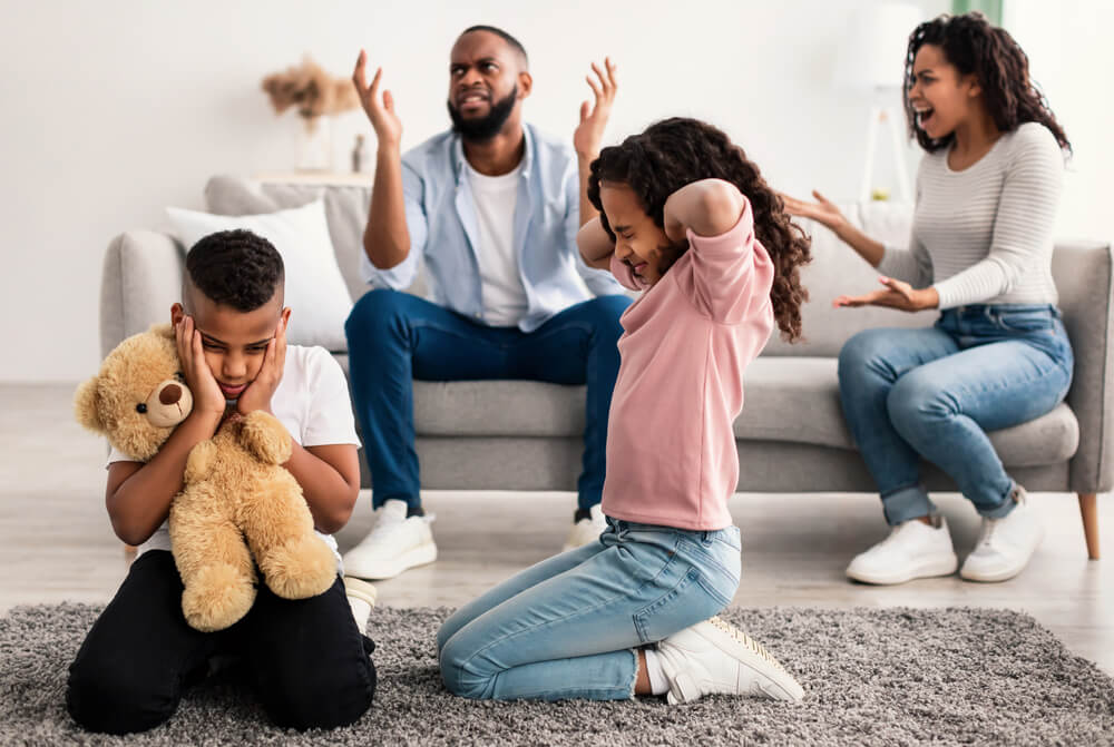 Des parents qui se disputent devant les enfants. 