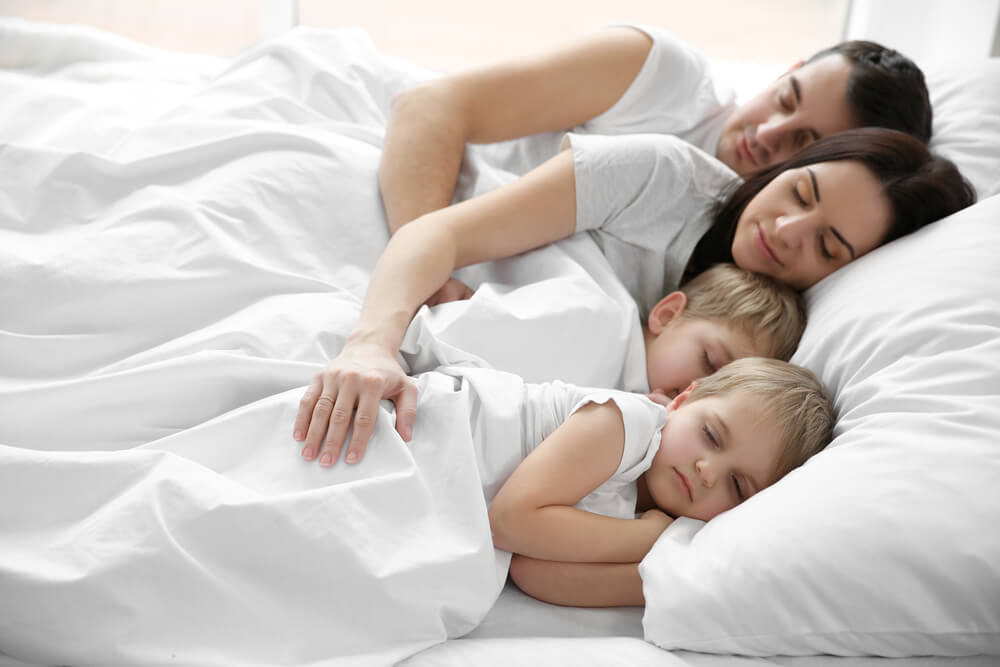 familia_duerme_junta