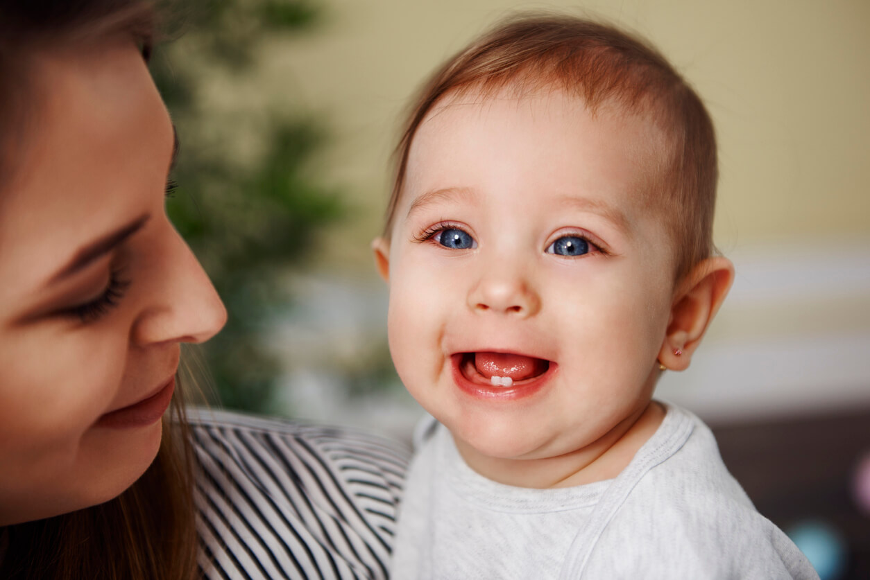 Un bébé avec des dents de lait;