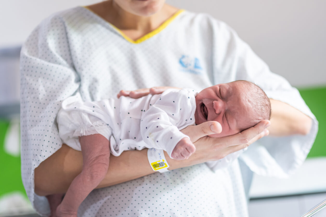 Un nouveau-né dans les bras d'une femme.