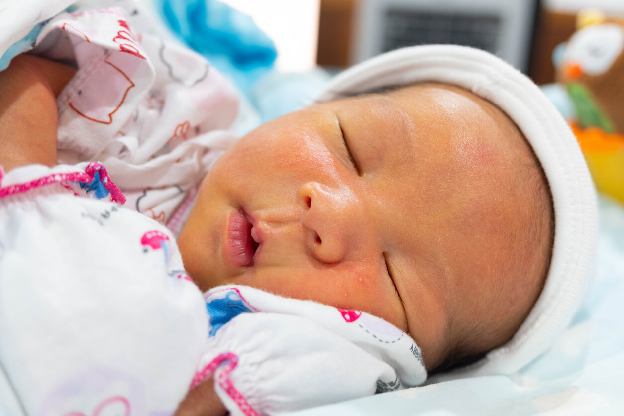 En nyfödd bebis med en gulaktig hudton.
