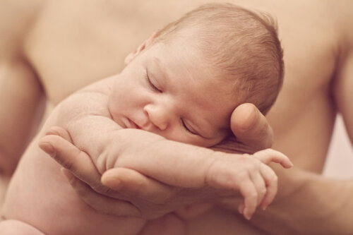 ¿Por qué cambia el tono de piel de los bebés?