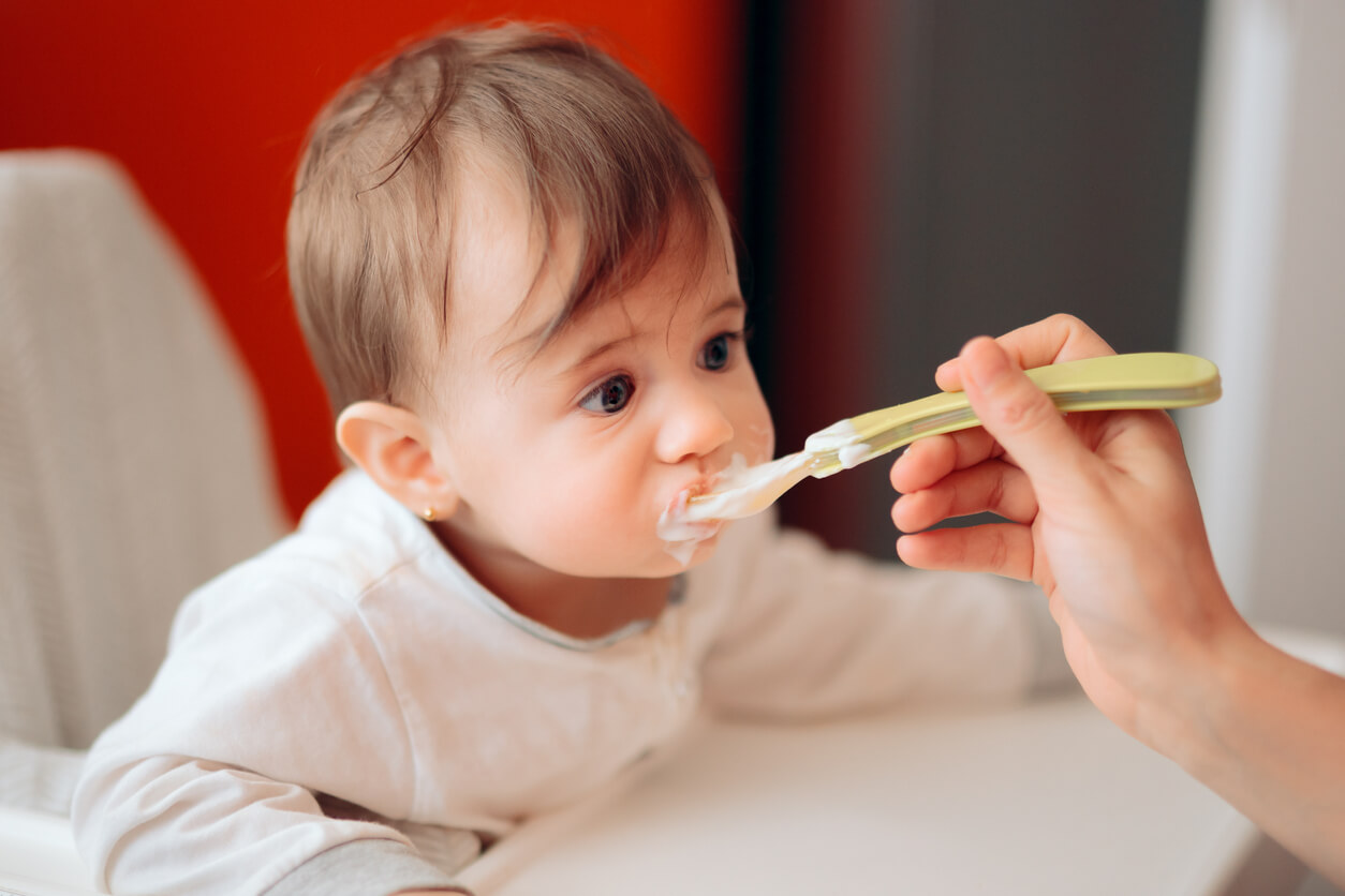 En baby som spiser yoghurt.