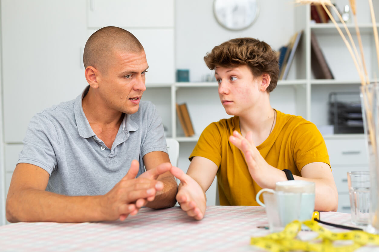 Padre e hijo hablando