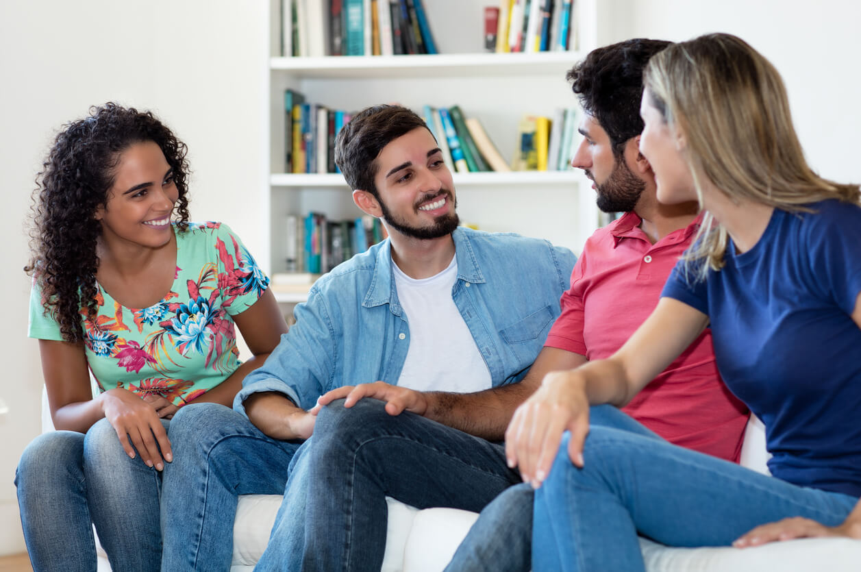 To par har en samtale.