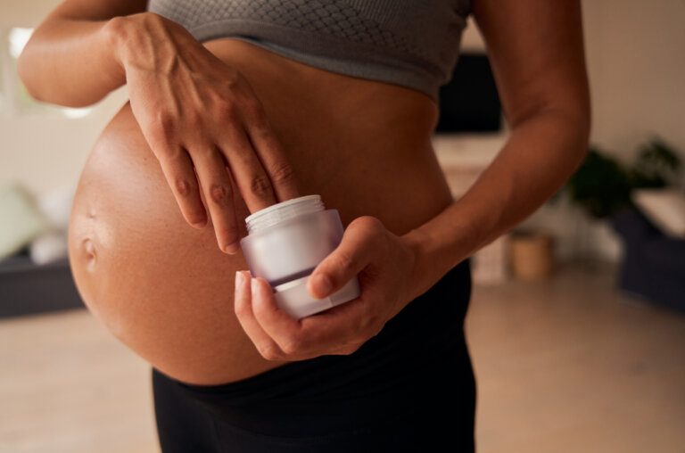 Activos de cosméticos que puedes usar y cuáles evitar en el embarazo