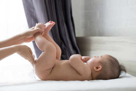 Granitos en las nalgas del bebé: causas y tratamiento