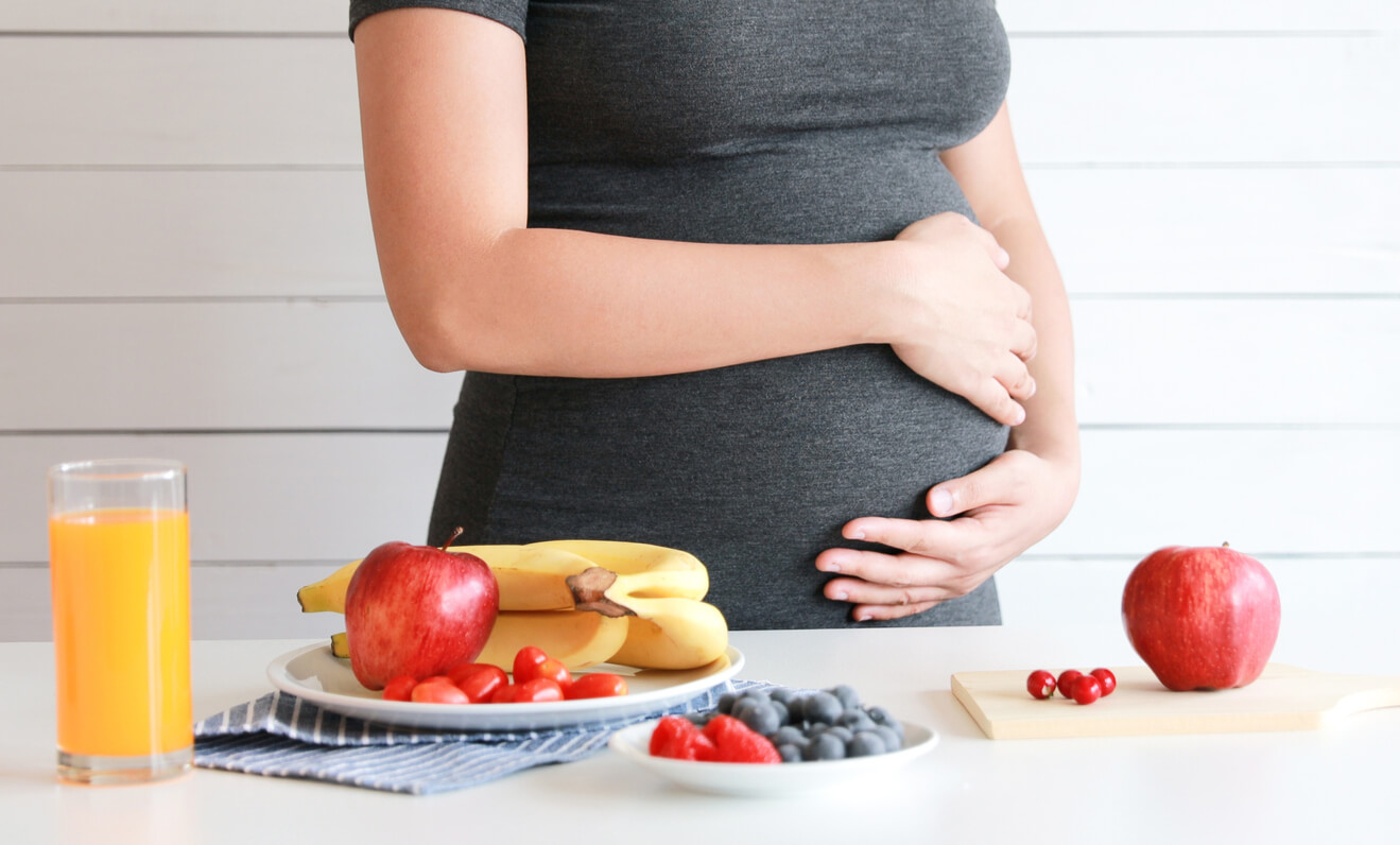 Both in pregnancy and at any other stage, fresh fruit is recommended over juice, as it has a greater amount of fiber.