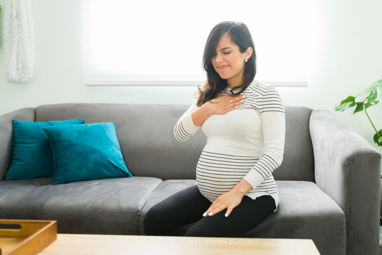 Une femme enceinte souffrant de brûlures d'estomac.