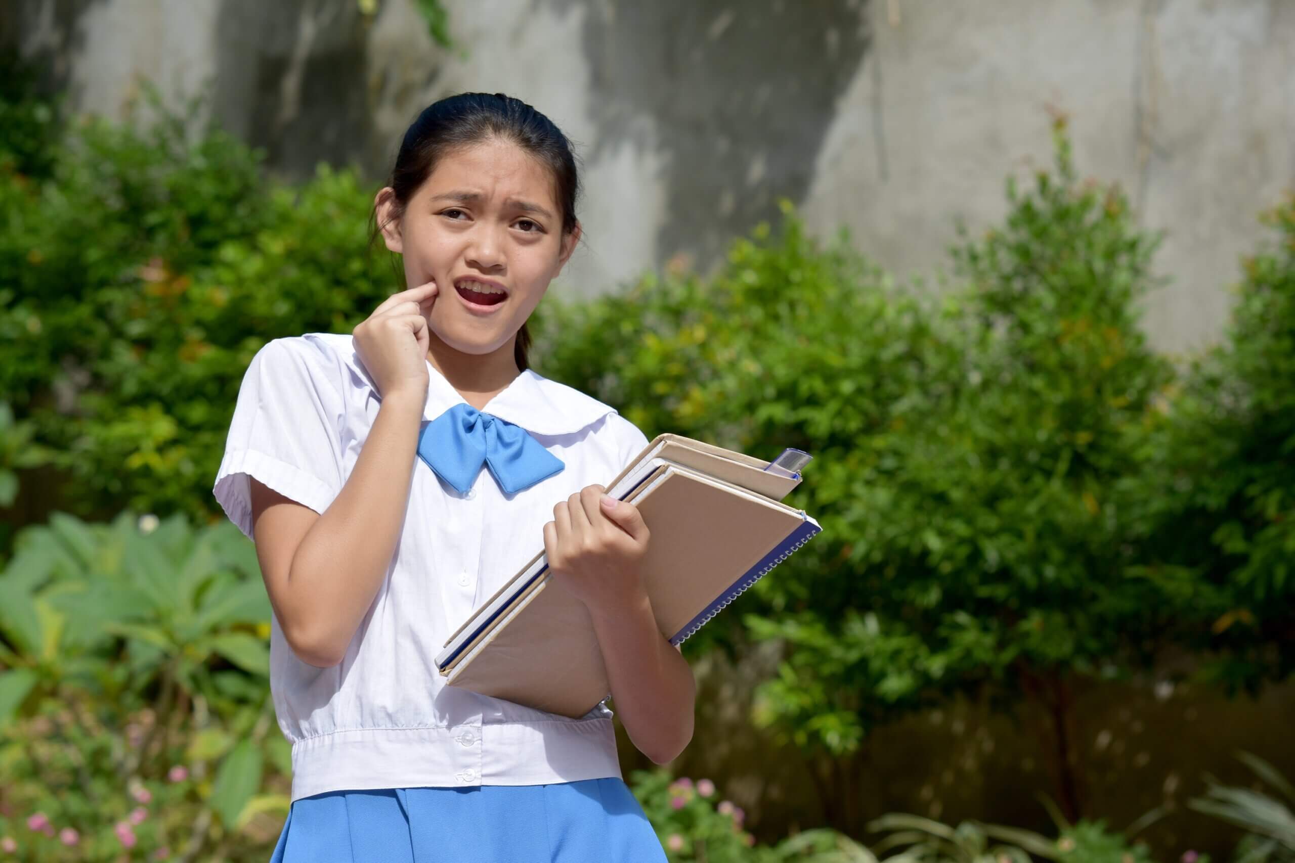 Une jeune fille qui a mal aux dents.